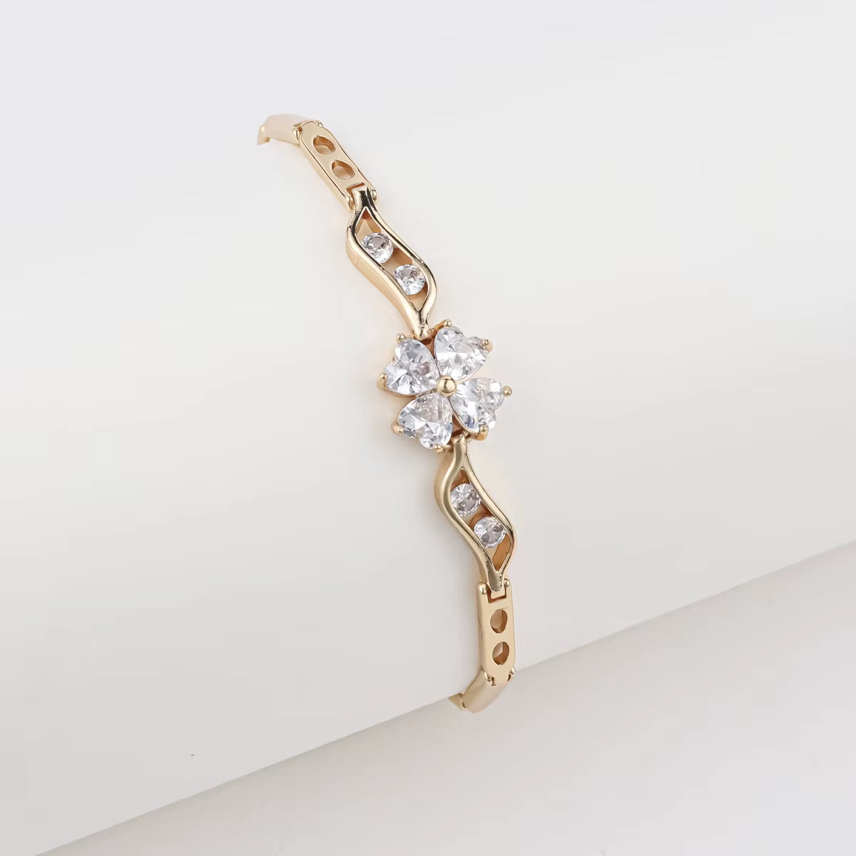Trendy 18K Gold Plated Butterfly & Clover Zircon Charm Bracelet for Women – Copper Base Pulsera