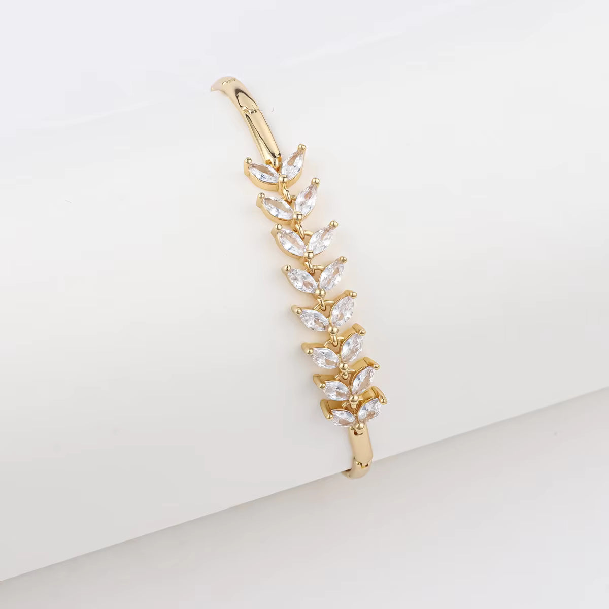 Trendy 18K Gold Plated Butterfly & Clover Zircon Charm Bracelet for Women – Copper Base Pulsera