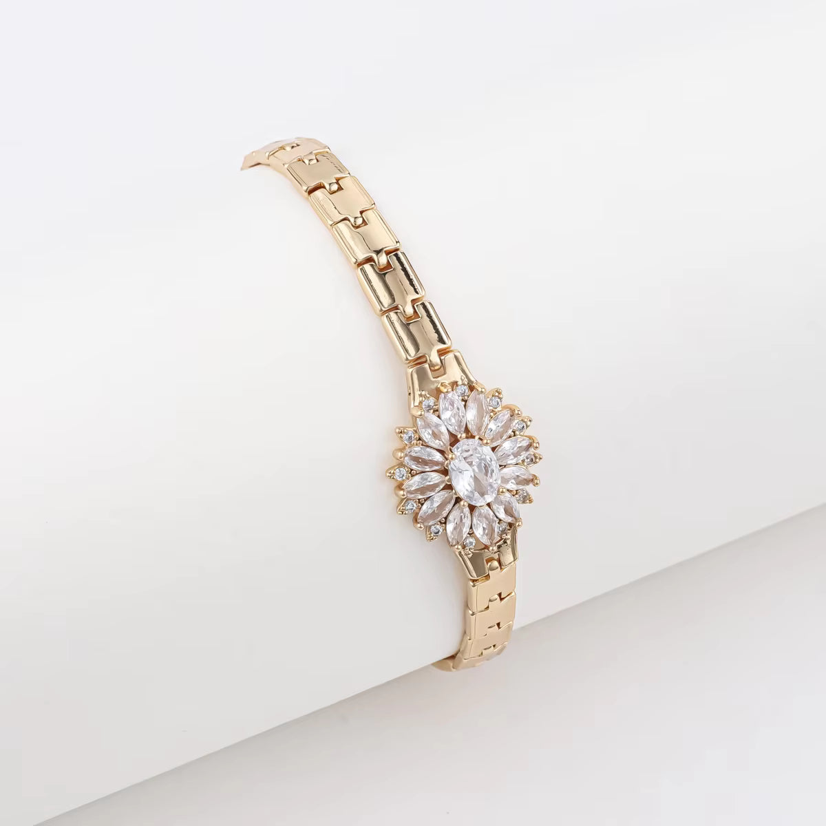 Trendy 18K Gold Plated Butterfly & Clover Zircon Charm Bracelet for Women – Copper Base Pulsera