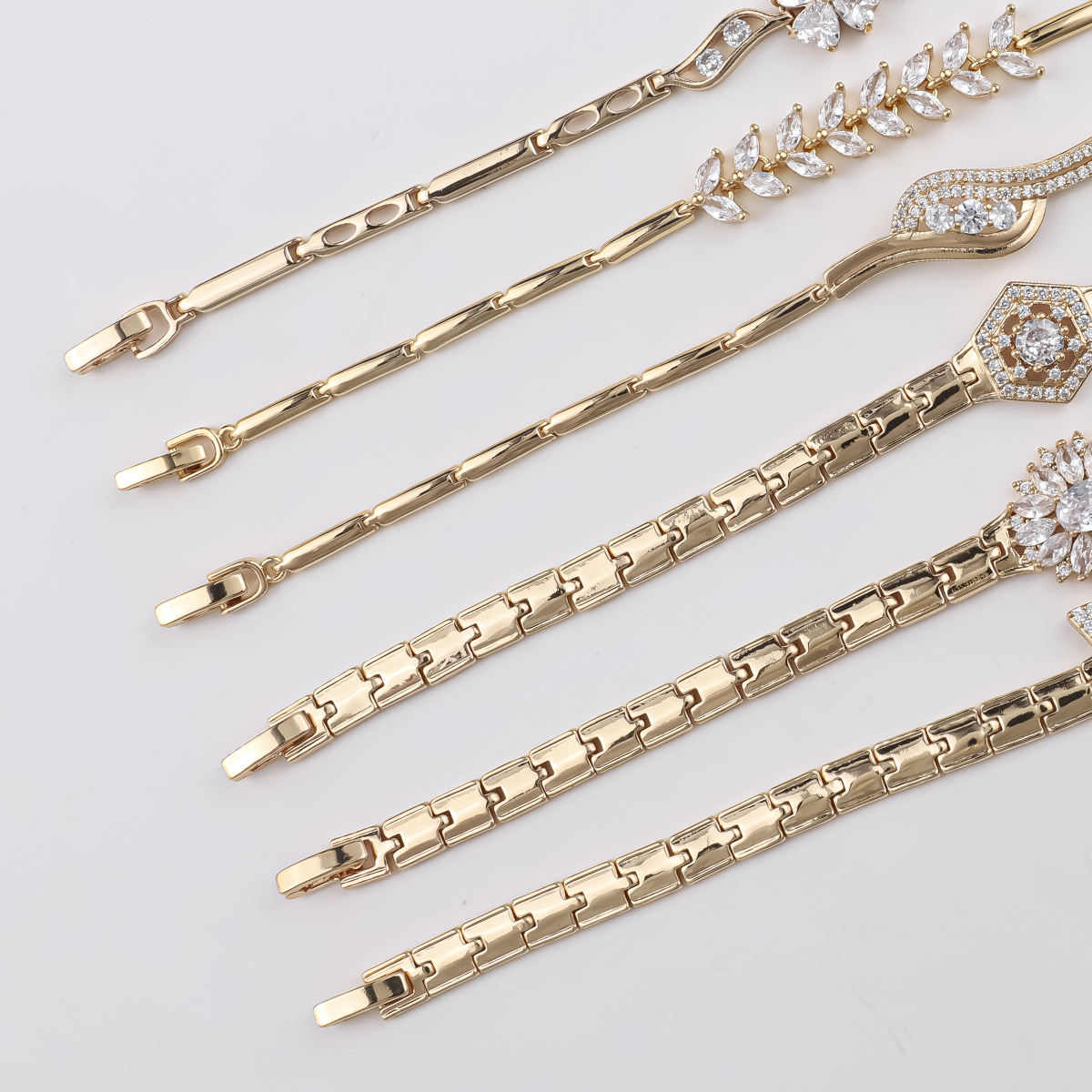 Trendy 18K Gold Plated Butterfly & Clover Zircon Charm Bracelet for Women – Copper Base Pulsera