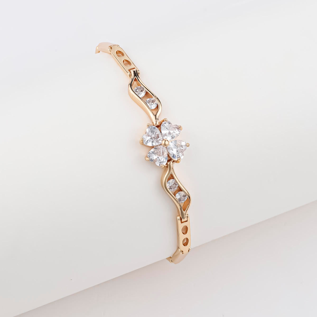 Trendy 18K Gold Plated Butterfly & Clover Zircon Charm Bracelet for Women – Copper Base Pulsera