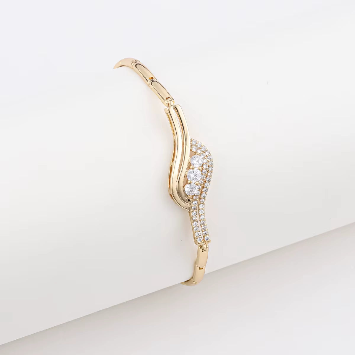 Trendy 18K Gold Plated Butterfly & Clover Zircon Charm Bracelet for Women – Copper Base Pulsera